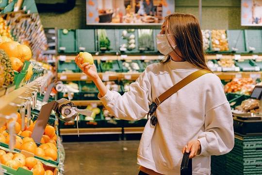 Свыше 40% россиян стали больше тратить на продукты в период самоизоляции - versia.ru