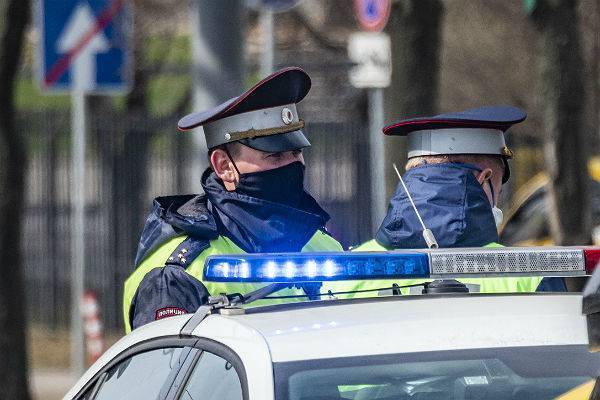 Юлия Иванова - В Москве водитель BMW напал на гаишника при проверке документов - trud.ru - Москва - Россия