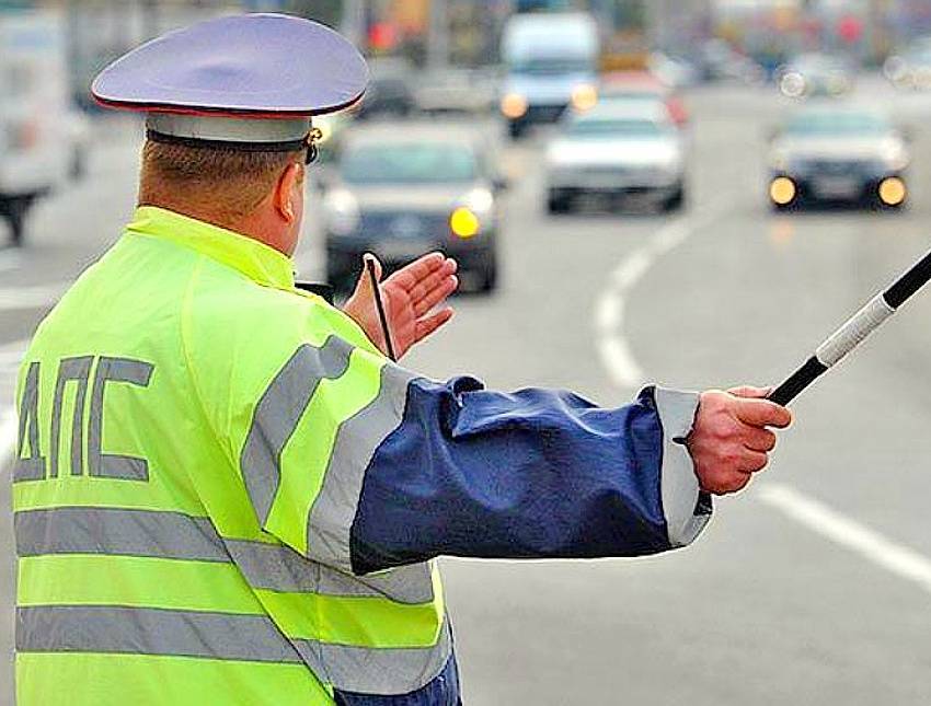 В Москве нарушившего самоизоляцию водителя задержали за взятку сотруднику ГИБДД - newsland.com - Москва - Россия