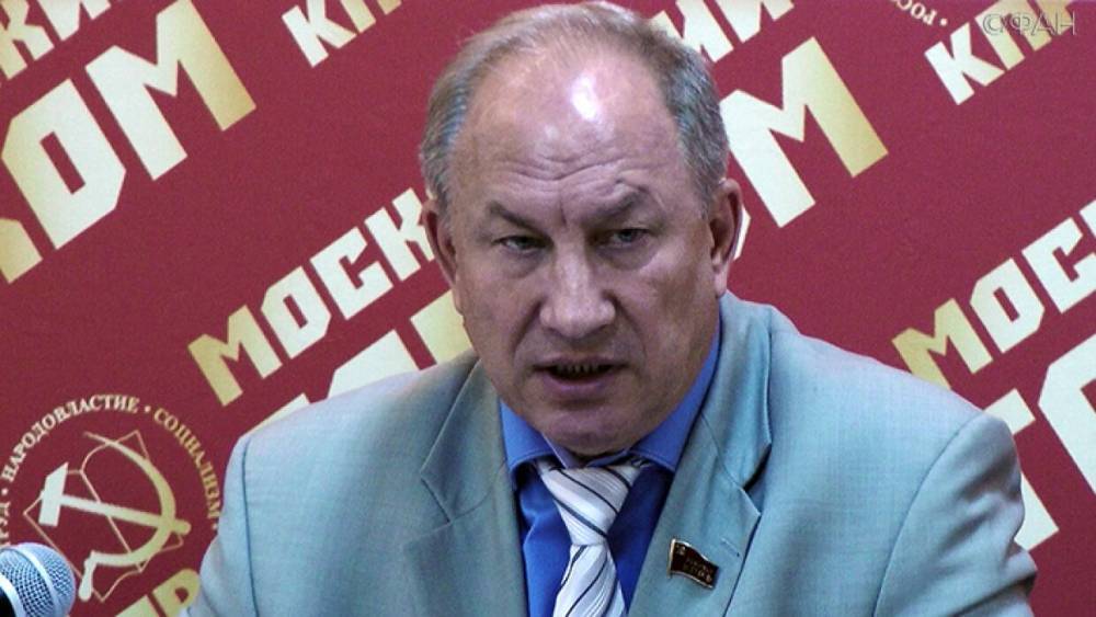 Валерий Рашкин - Коммунист Рашкин провоцирует панику среди россиян, распространяя фейки о коронавирусе - riafan.ru - Москва - Россия - Нью-Йорк
