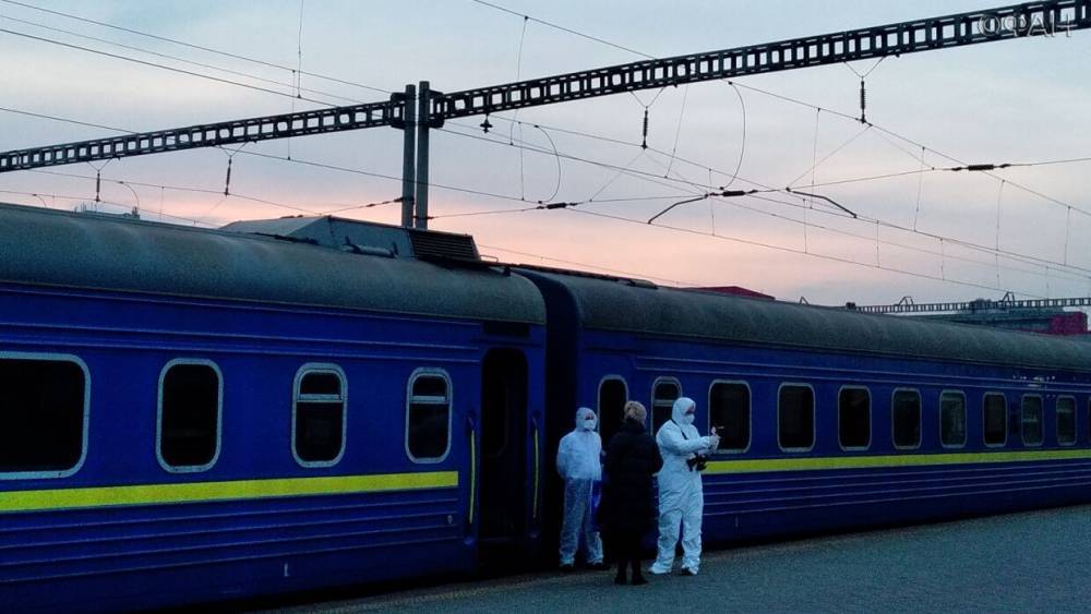 Максим Степанов - Почти 800 медиков заразились коронавирусом на Украине - riafan.ru - Украина - Киев - Черновицкая обл.