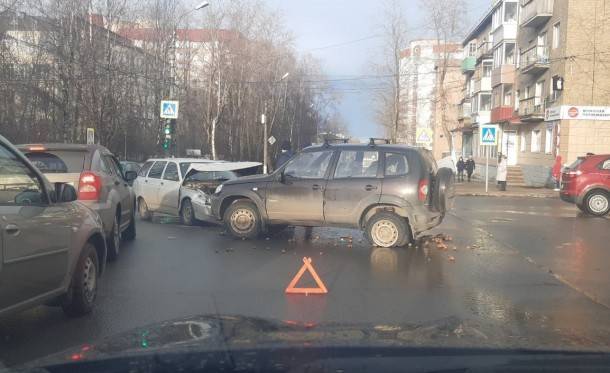 В центре Сыктывкара 72-летний водитель устроил ДТП - bnkomi.ru - респ. Коми - Сыктывкар
