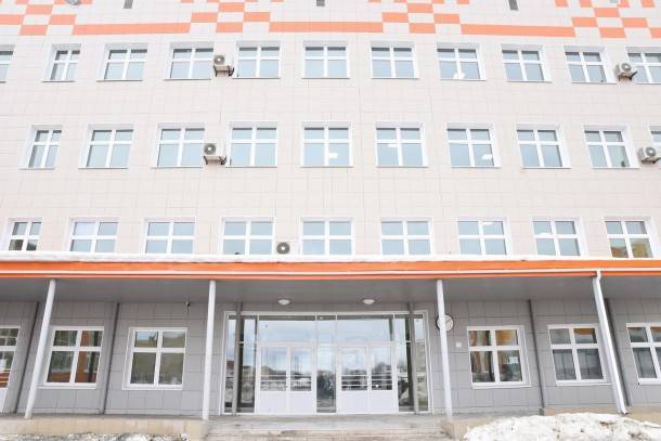 Подрядчик готовится к высадке газона возле новой школы в сыктывкарской Орбите - bnkomi.ru - Краснодар - респ. Коми