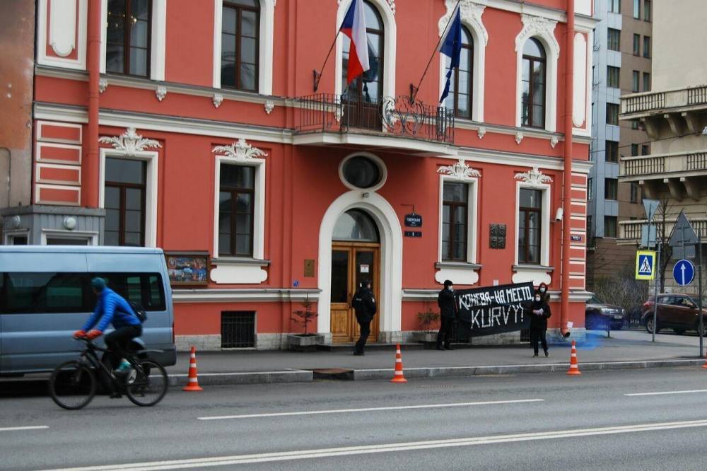 «Конева – на место, kurvy!» – лимоновцы атаковали консульство... - politnavigator.net - Россия - Чехия - Прага