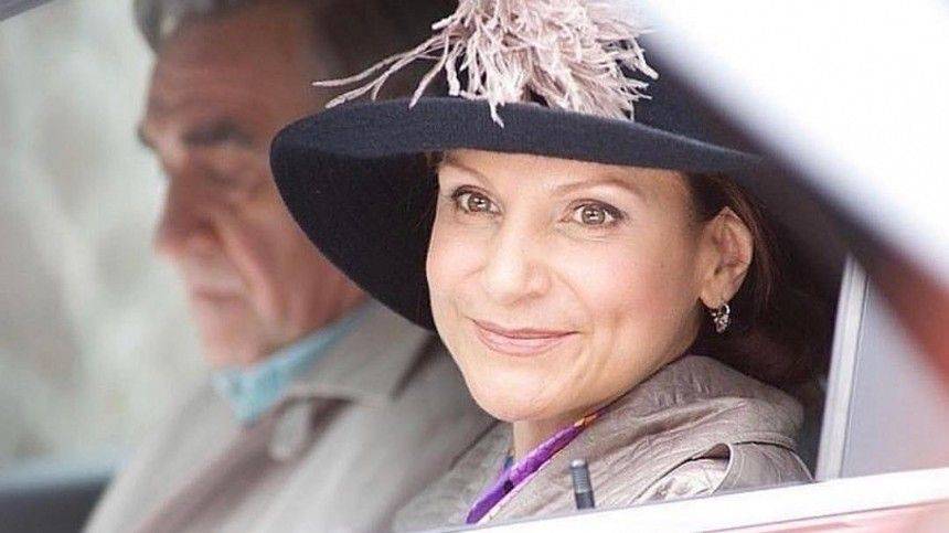 Людмила Артемьева - «Фантастическая женщина»: звезда «Сватов» Артемьева выложила романтичное фото с букетом - 5-tv.ru - Россия