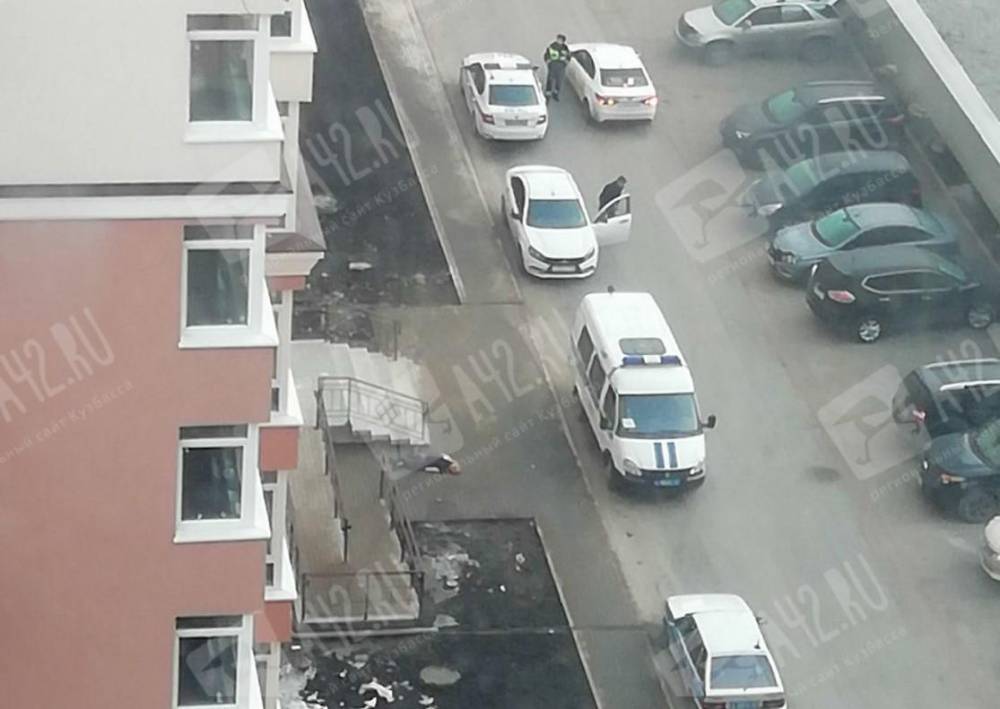 В Кемерове на Притомском мужчина выпал из окна 11 этажа и погиб - gazeta.a42.ru