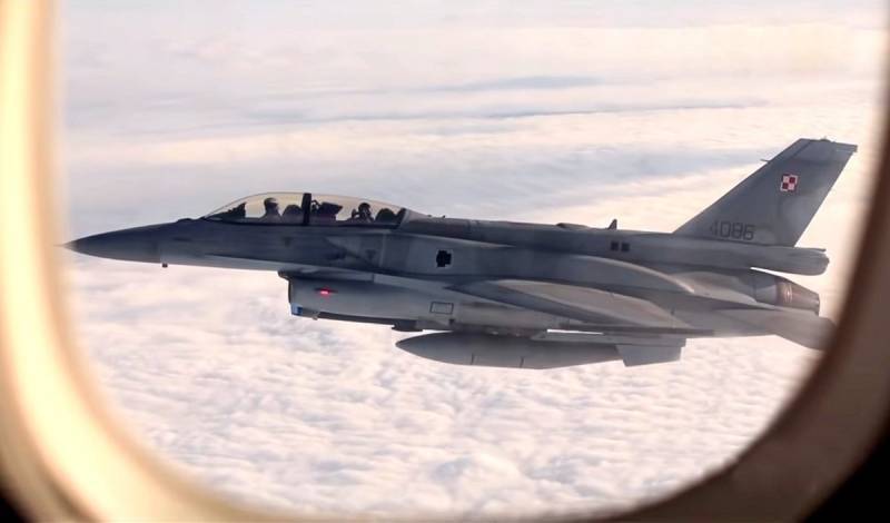 «Польский пилот явно запачкал штаны»: болгарские СМИ о встрече F-16 с Су-35 - topcor.ru - Россия - Польша - Болгария