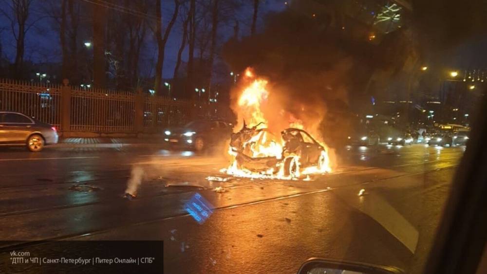 Автомобили Chevrolet и Mazda сгорели дотла в деревне Горелово - inforeactor.ru - Санкт-Петербург