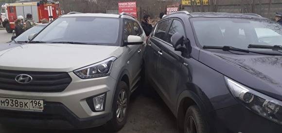 Kia Sportage - В Екатеринбурге водитель ВАЗа разбил три машины на парковке и сбежал - znak.com - Екатеринбург