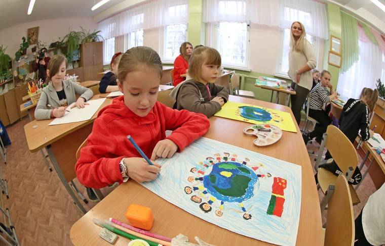 Александр Лукашенко - Лукашенко призвал возобновить учебный процесс в школах - news.ru - Белоруссия