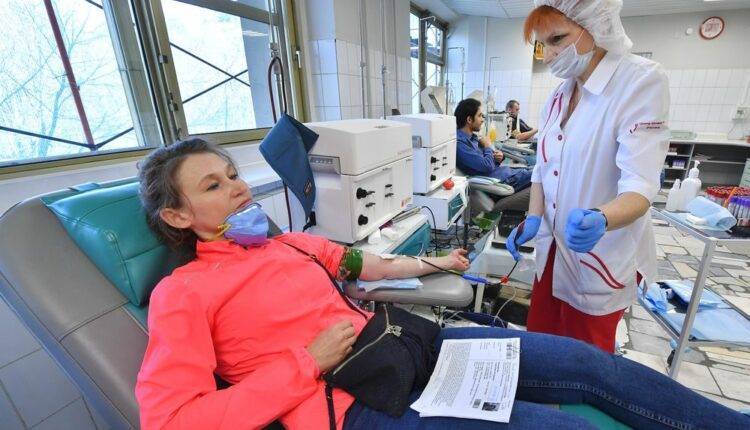Анастасия Ракова - В Москве установят выплаты для доноров плазмы, переболевших коронавирусом - newtvnews.ru - Москва - Китай - США - Германия
