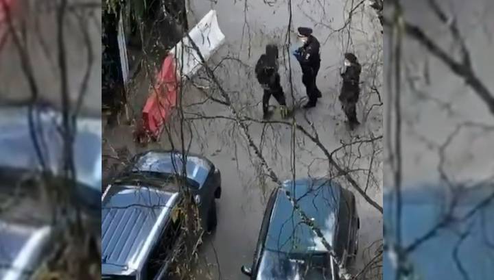 Московский полицейский одним ударом нокаутировал нарушителя самоизоляции - vesti.ru