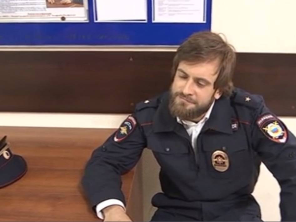 Петр Верзилов - Владимир Васенин - Видео задержания художника-акциониста за ношение полицейской формы появилось в Сети - vm.ru - Москва