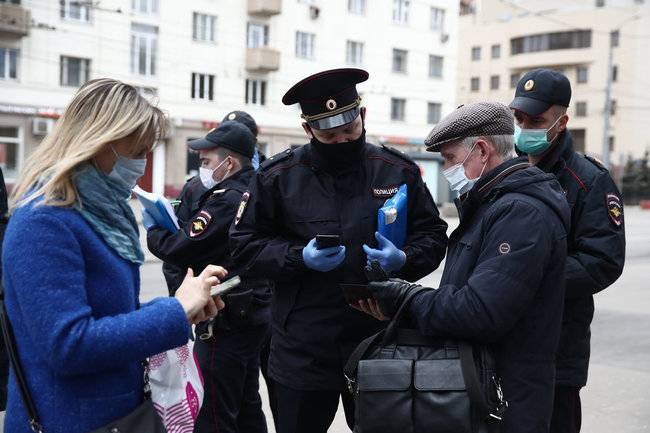 Режим самоизоляции привел к «уличной войне» граждан с полицией - infox.ru - Москва - Россия