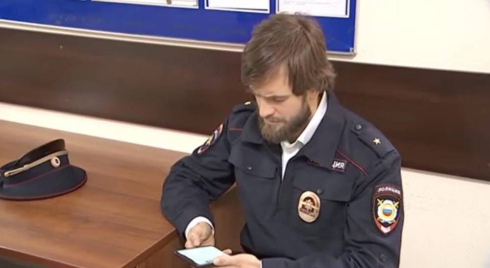 Петр Верзилов - В центре Москвы задержали издателя «Медиазоны» Петра Верзилова, гулявшего в полицейской форме - theins.ru - Москва