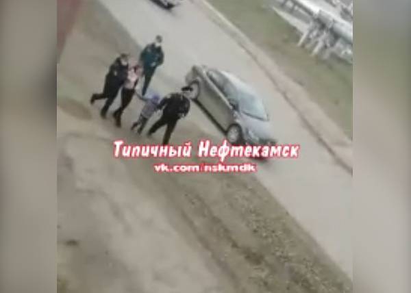 Радий Хабиров - В МВД Башкирии объяснили видео, на котором плачущих детей силой уводят полицейские - nakanune.ru - Башкирия - Нефтекамск