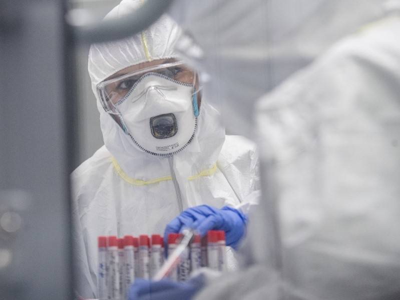 Зарплаты медиков, работающих с COVID-19, освободили от НДФЛ - sobesednik.ru