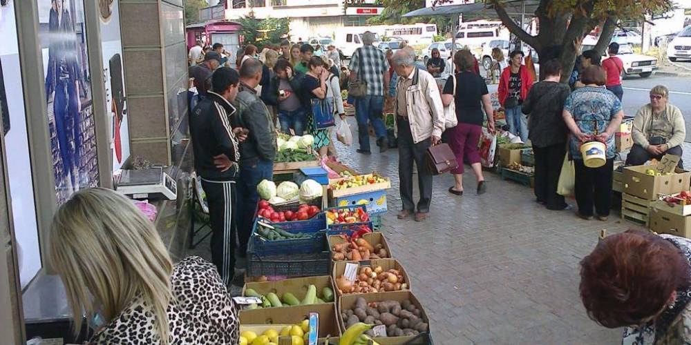 Крымский полицейский получил от уличной торговки палкой по голове после слов о важности самоизоляции - ruposters.ru - Крым - Симферополь - Севастополь