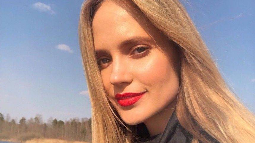 Константин Богомолов - Ксения Собчак - Иван Ургант - Глюкоза рассказала, как Богомолов уговорил ее раздеться на пляже - 5-tv.ru