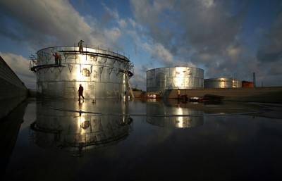 Россия вынуждена выливать нефть — ее не покупают, а хранить негде - newsland.com - Россия