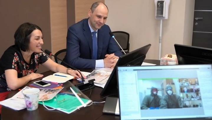 Денис Паслер - Трем врачам, работающим с COVID-19 в оренбургской больнице, подарили квартиры - vesti.ru - Оренбург
