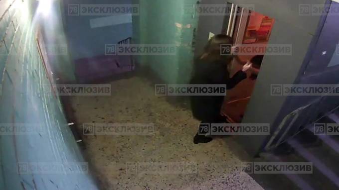 Видео: в Петербурге мать похитила собственного ребёнка у бывшего мужа - piter.tv - Санкт-Петербург