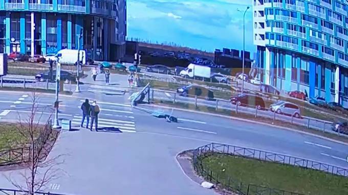 Падение светофора на проспекте Героев попало на видео - piter.tv