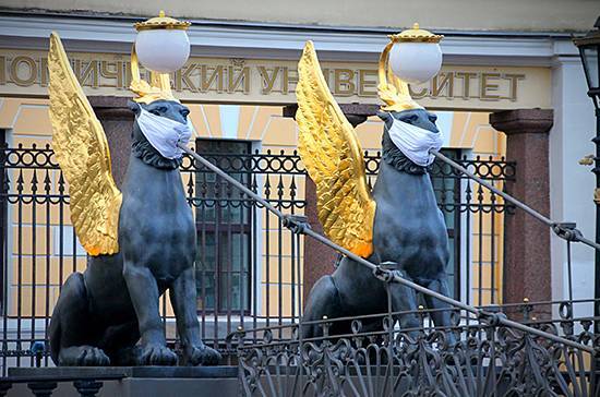 Скульптуры грифонов на Банковском мосту в Петербурге облачили в маски - pnp.ru - Санкт-Петербург