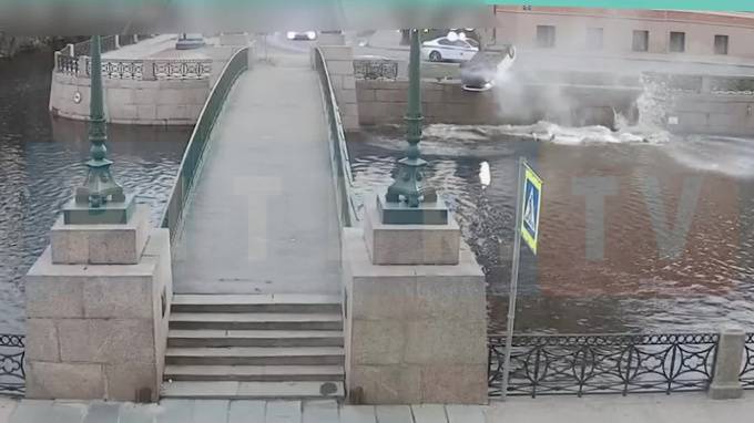 Появилось видео момента утреннего ДТП на набережной Мойки - piter.tv - Ленинградская обл. - Санкт-Петербург