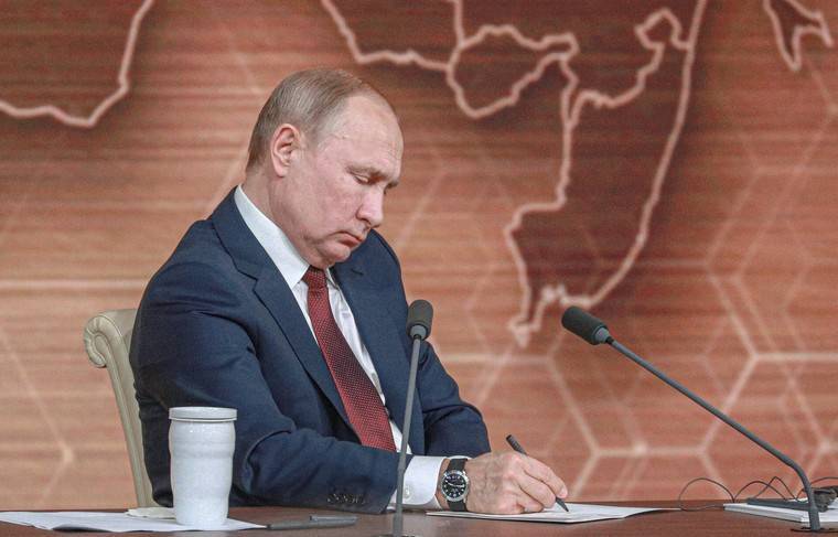 Вадим Коженов - Путин подписал указ об урегулировании положения иностранцев в РФ - news.ru - Россия