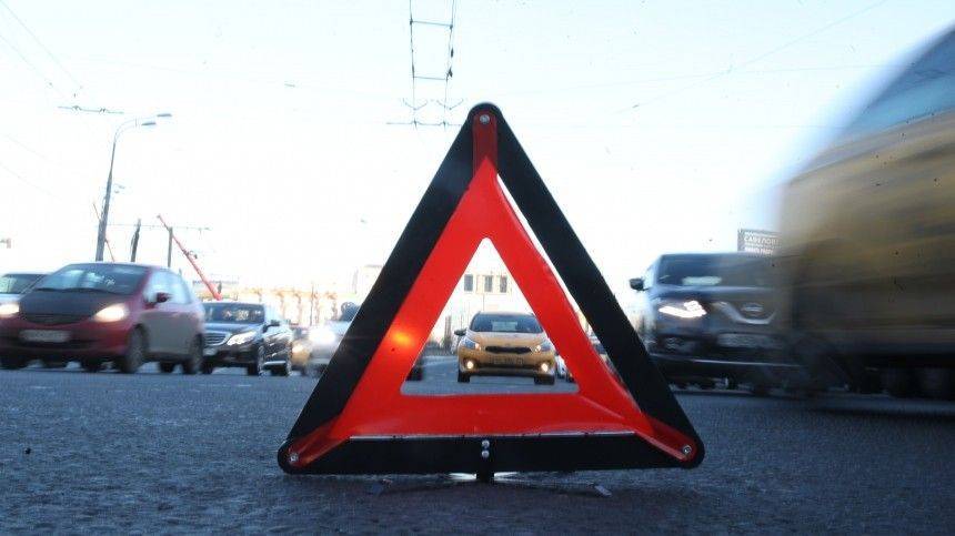 Как в блокбастере: иномарка снесла ограждение и едва не упала в реку — видео - 5-tv.ru - Санкт-Петербург