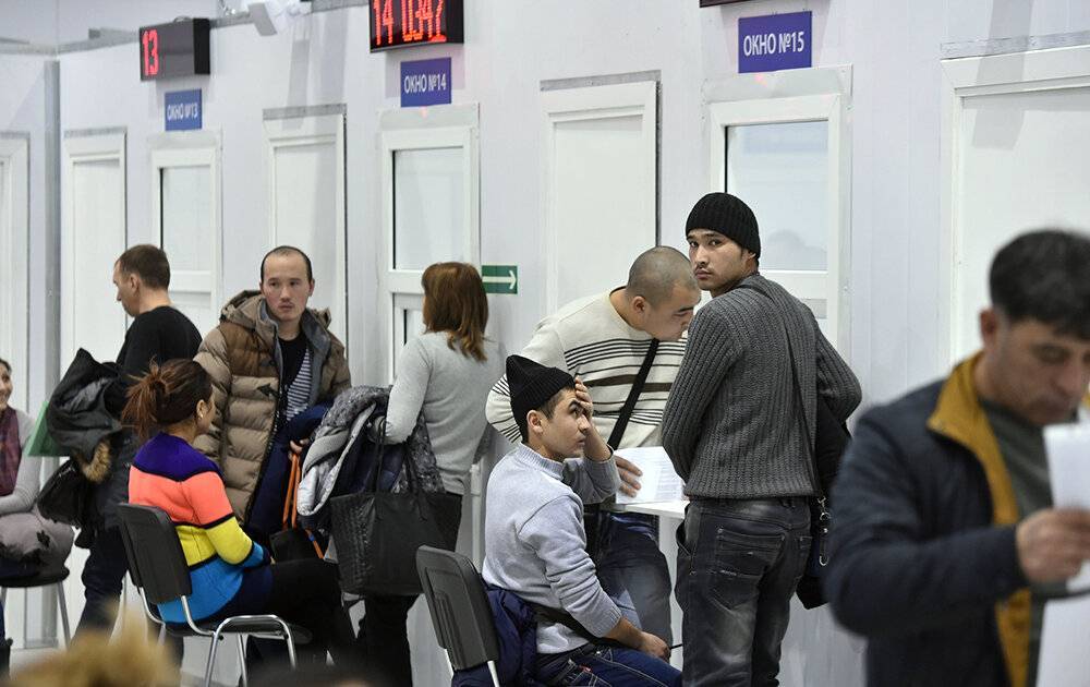 Работодатели временно смогут нанимать иностранцев без разрешения на работу - readovka.news - Россия