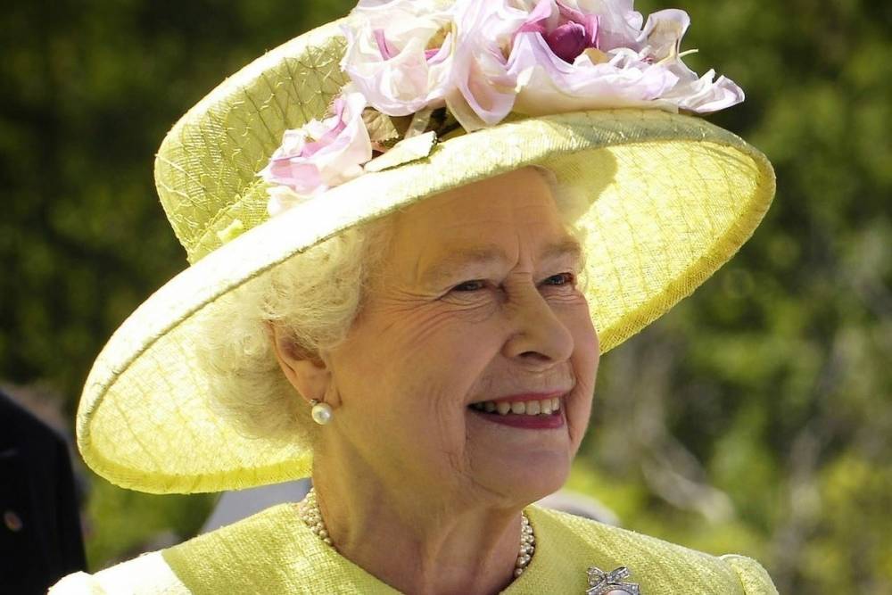 Елизавета II - Елизавета II впервые попросила отменить салют в честь дня рождения - mk.ru - Англия