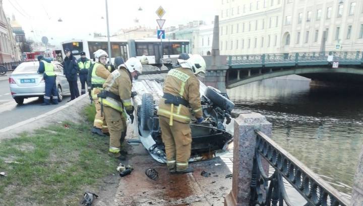 Таксист снес ограждение и едва не упал в реку во время погони в Петербурге. Видео - vesti.ru - Санкт-Петербург