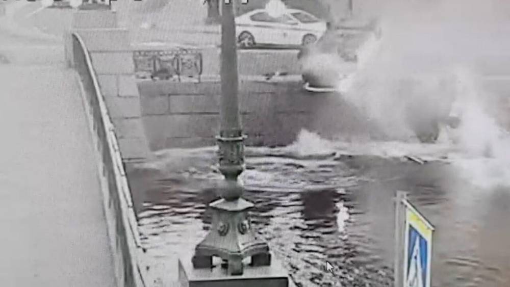 ВИДЕО: пьяный водитель сбил ограждение набережной в Петербурге. - riafan.ru - Санкт-Петербург