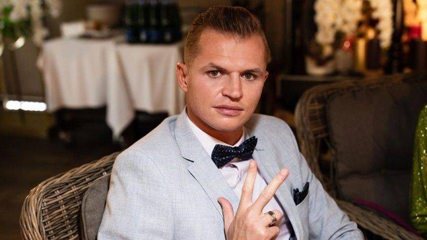 Дмитрий Тарасов - Дмитрий Тарасов запустил новый домашний челлендж, посадив жену и дочь на шею - 5-tv.ru