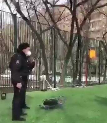 В сети появилось видео, как полиция угрожает оружием нарушителю самоизоляции - znak.com - Краснодар