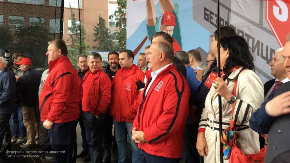 Алексей Навальный - Валерий Рашкин - Политолог Мартынов указал, что КПРФ на фоне пандемии COVID-19 занимается лишь провокациями - inforeactor.ru - Москва - Россия
