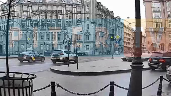 На Австрийской площади водитель "не вписался" в поворот и врезался в поребрик - piter.tv - Санкт-Петербург