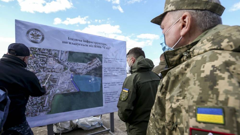 Владимир Зеленский - На учениях ВСУ у солдат забрали боевые патроны из-за визита Зеленского - riafan.ru - Россия - Украина - Киев - Донецк - Закарпатская обл.