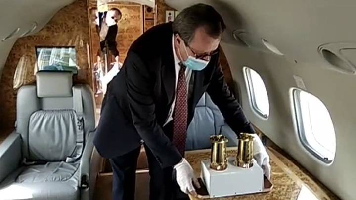 Свет надежды: Благодатный огонь доставлен в Москву - vesti.ru - Москва - Россия - Армения - Иерусалим