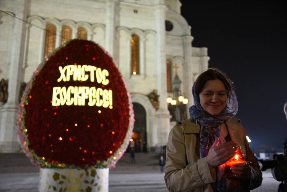 Благодатный огонь доставили в Москву из Иерусалима - vm.ru - Москва - Россия - Иерусалим