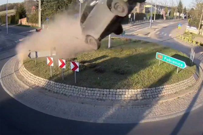 Польский водитель в День космонавтики «взлетел» на автомобиле на кольцевой развязке - usa.one - Польша