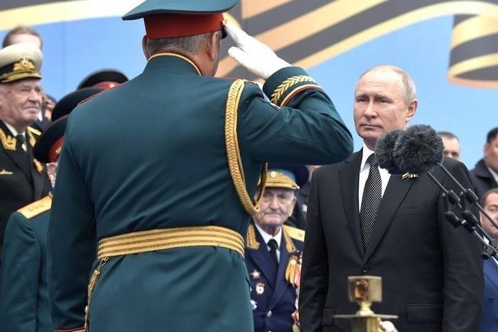 Владимир Путин - Дмитрий Песков - Песков: Путину не легко далось решение о переносе парада Победы - mk.ru - Москва - Россия