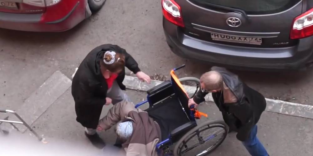 В Тюмени засняли на видео избиение пенсионерки в инвалидной коляске - ruposters.ru - Тюмень