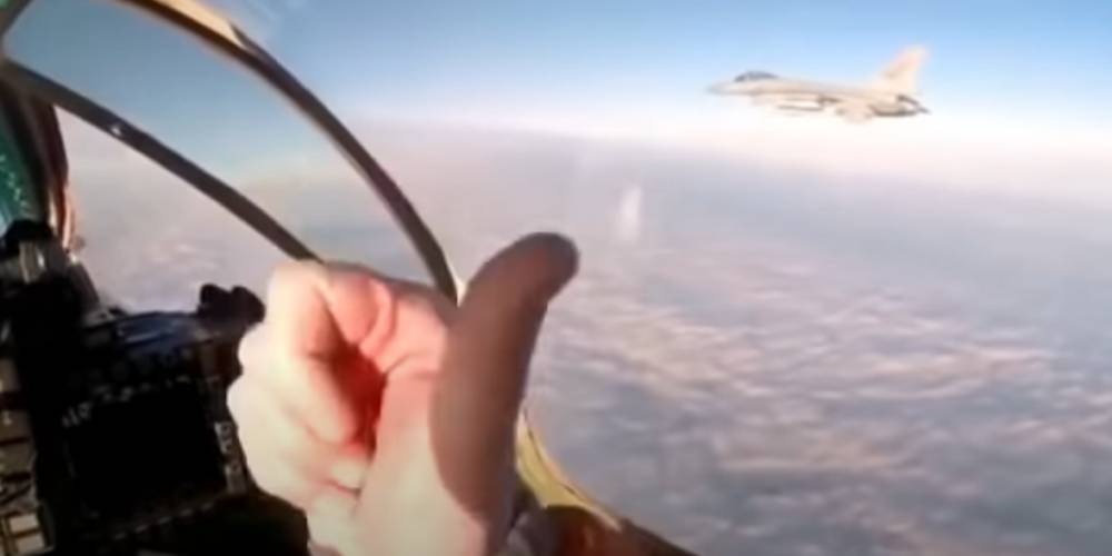 Пилот МиГ-31 в воздухе поздоровался с летчиком F-16 и заснял встречу на видео - ruposters.ru - Россия - Сирия