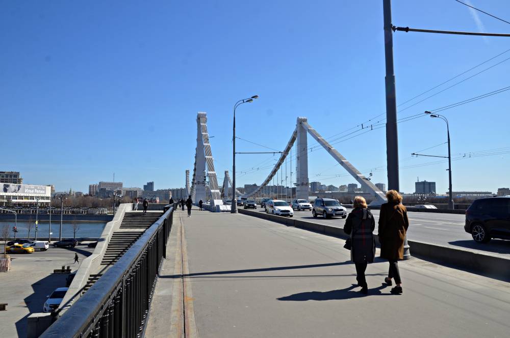 Спасатели сняли мужчину с опор Крымского моста в Москве - vm.ru - Москва