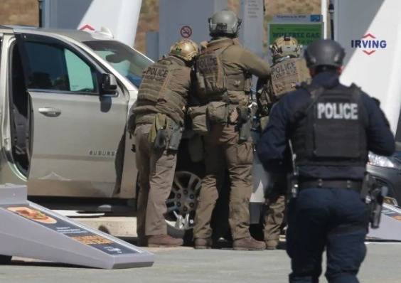 В Канаде стрелок убил 16 человек. Нападавший застрелен - znak.com - Canada - провинция Новая Шотландия