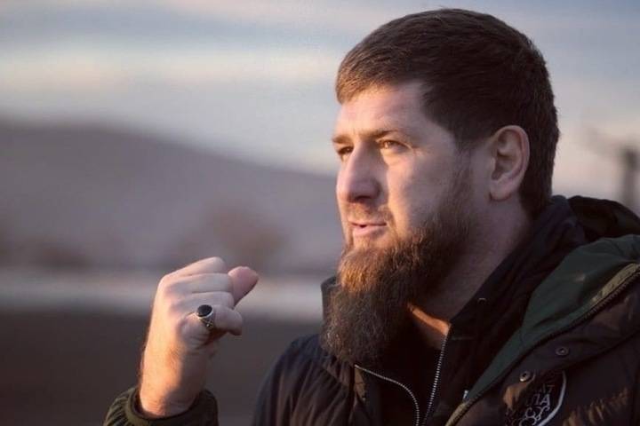 Рамзан Кадыров - Магомед Даудов - Эльхан Сулейманов - Опубликовано фото Кадырова в респираторе и противочумном костюме - mk.ru - респ. Чечня - Грозный