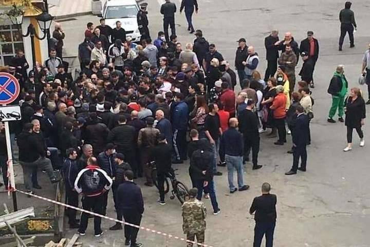 Во Владикавказе жители вышли на стихийный митинг против властей - mk.ru - респ. Алания - Владикавказ